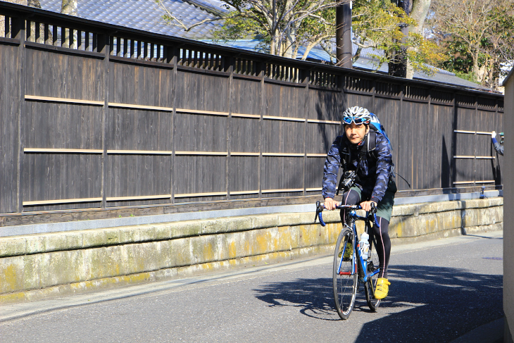 古都らしく風情ある木製の塀に囲まれてサイクリング