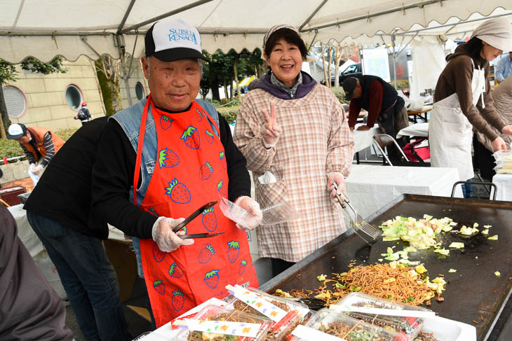 地元の方々が出店する屋台