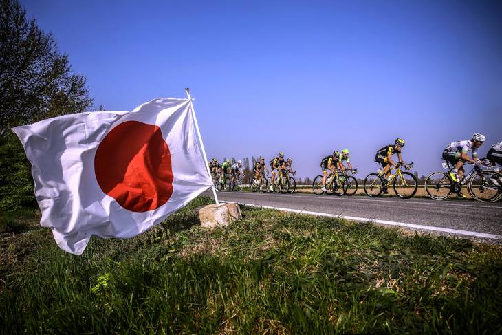 沿道に翻る日本国旗