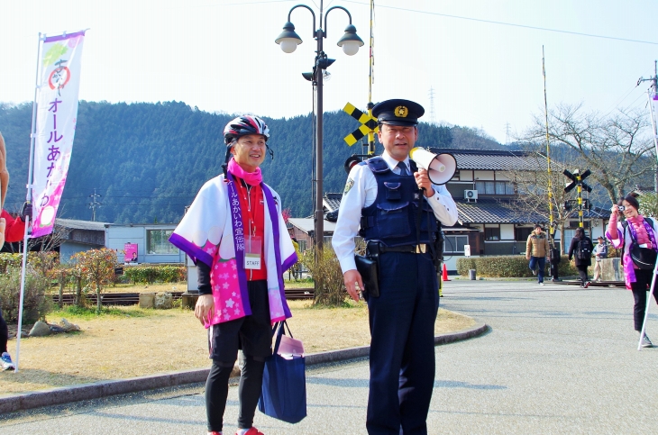 コアなサイクリストの末田警部補。吉が原駐在所では空気ポンプを借りれるし、パンク修理も可能