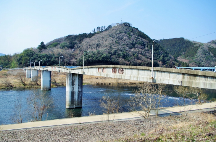 歩行者と自転車しか通れない幅の飯岡橋