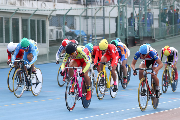 ポイントレース　ゴール倍点先頭は2位の平安山良希（北中城）、優勝は右の小林右京（日出総合）