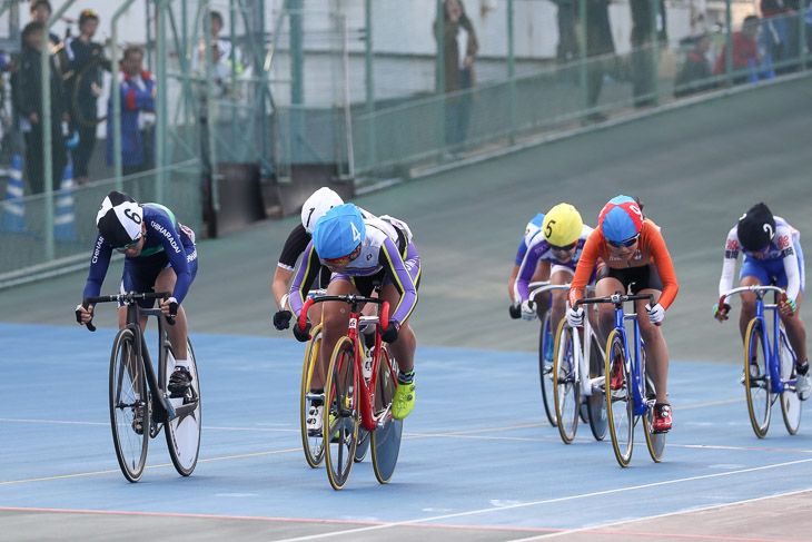 女子スクラッチ　中冨尚子（左端、千原台）が優勝