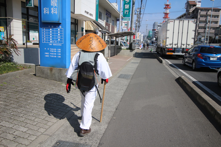 四国を旅すると、歩き遍路の姿がいつも目につく