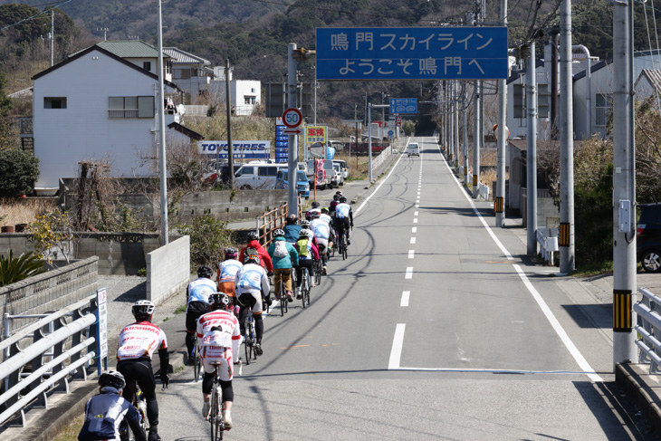 鳴門スカイラインへと走り出していくPR隊。地元サイクリストが伴走してくれた