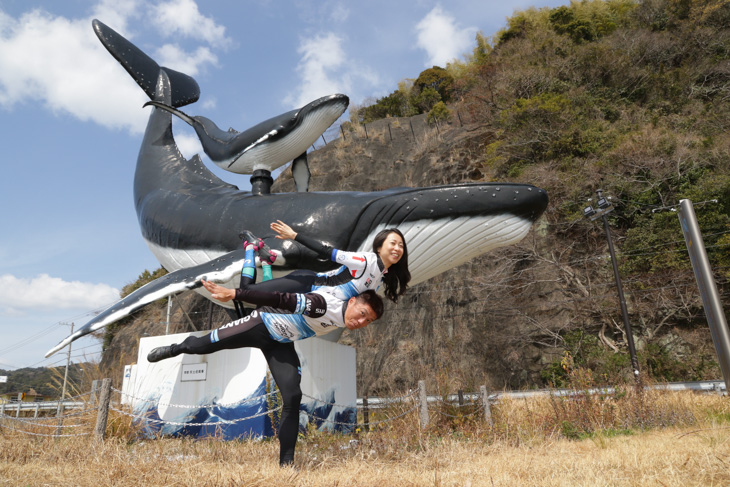 ホエールウォッチングも可能な海の道ではクジラの像が迎えてくれた。そしてだんだん変なノリに...