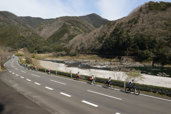 四万十川の河沿いを走り、内陸部へと進んでいく