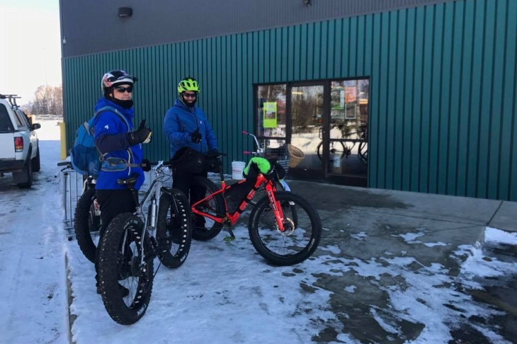 マイクと鵜飼さん。マイクの働くバイクショップの前で