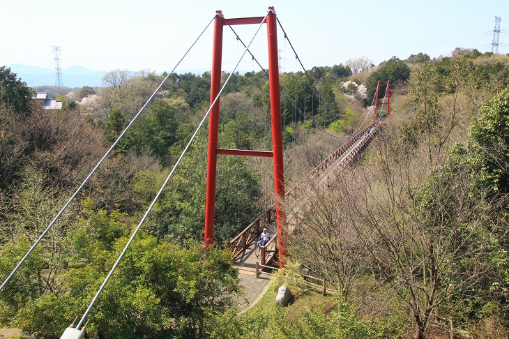 観音様の裏側に位置するひびき橋