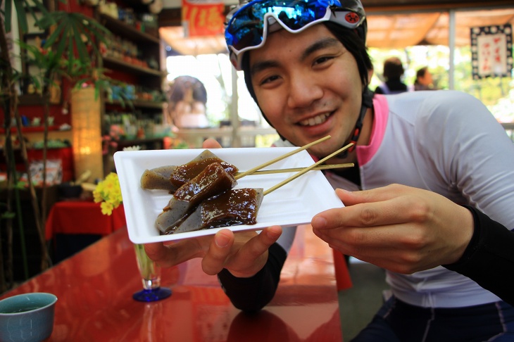 甘辛いみそをこんにゃくにかけたみそおでんは群馬の郷土料理だ