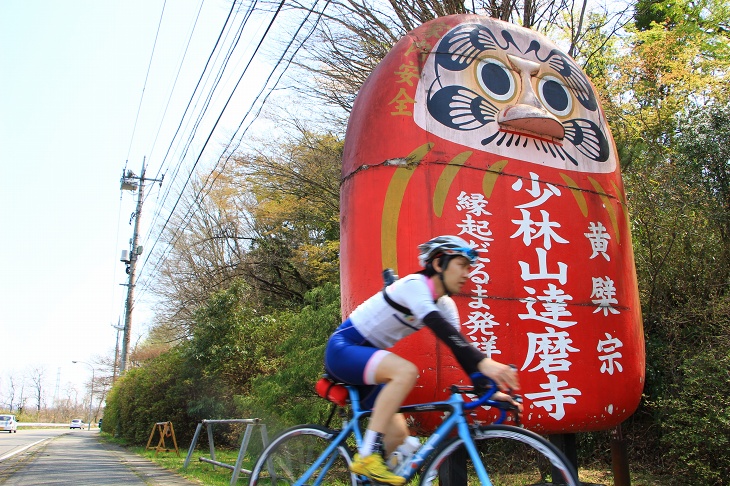 道路からは大きなだるまの看板が目印だ