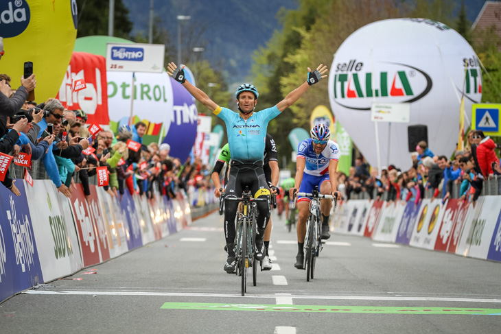 上りスプリントで勝利したミケーレ・スカルポーニ（イタリア、アスタナ）