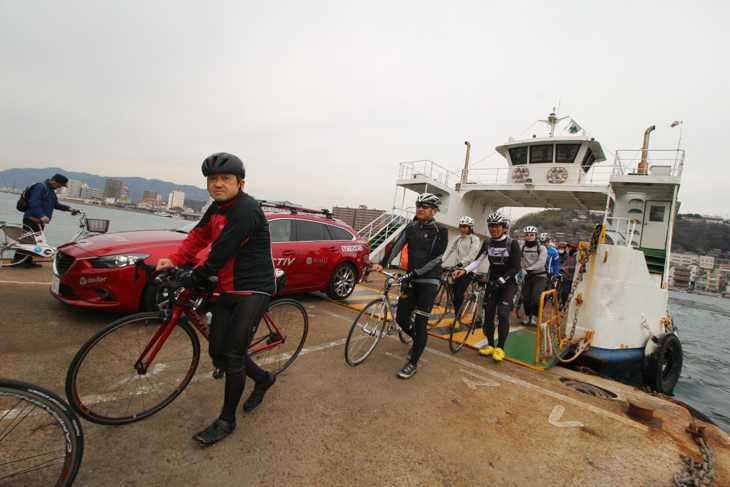 尾道水道を渡船で向島へ。ここからは自転車に最高の環境のしまなみ海道だ