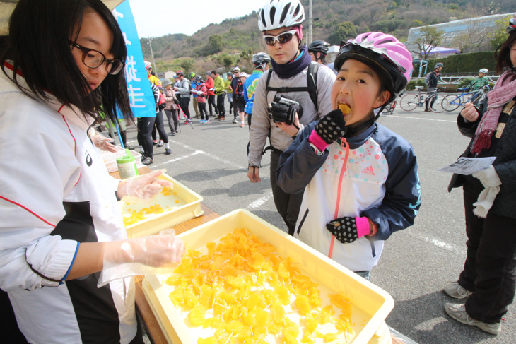 因島発祥のはっさくをいただく。地元の小中学生が皮を剥いてくれる