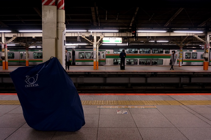 人気も少ない横浜駅の東海道線ホームで列車の到着を待つ