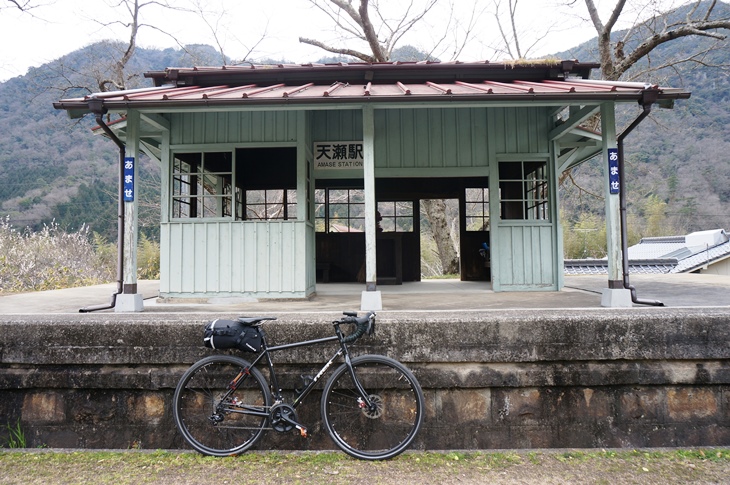 まるで水墨画のような風景と駅舎、本当に綺麗な場所です