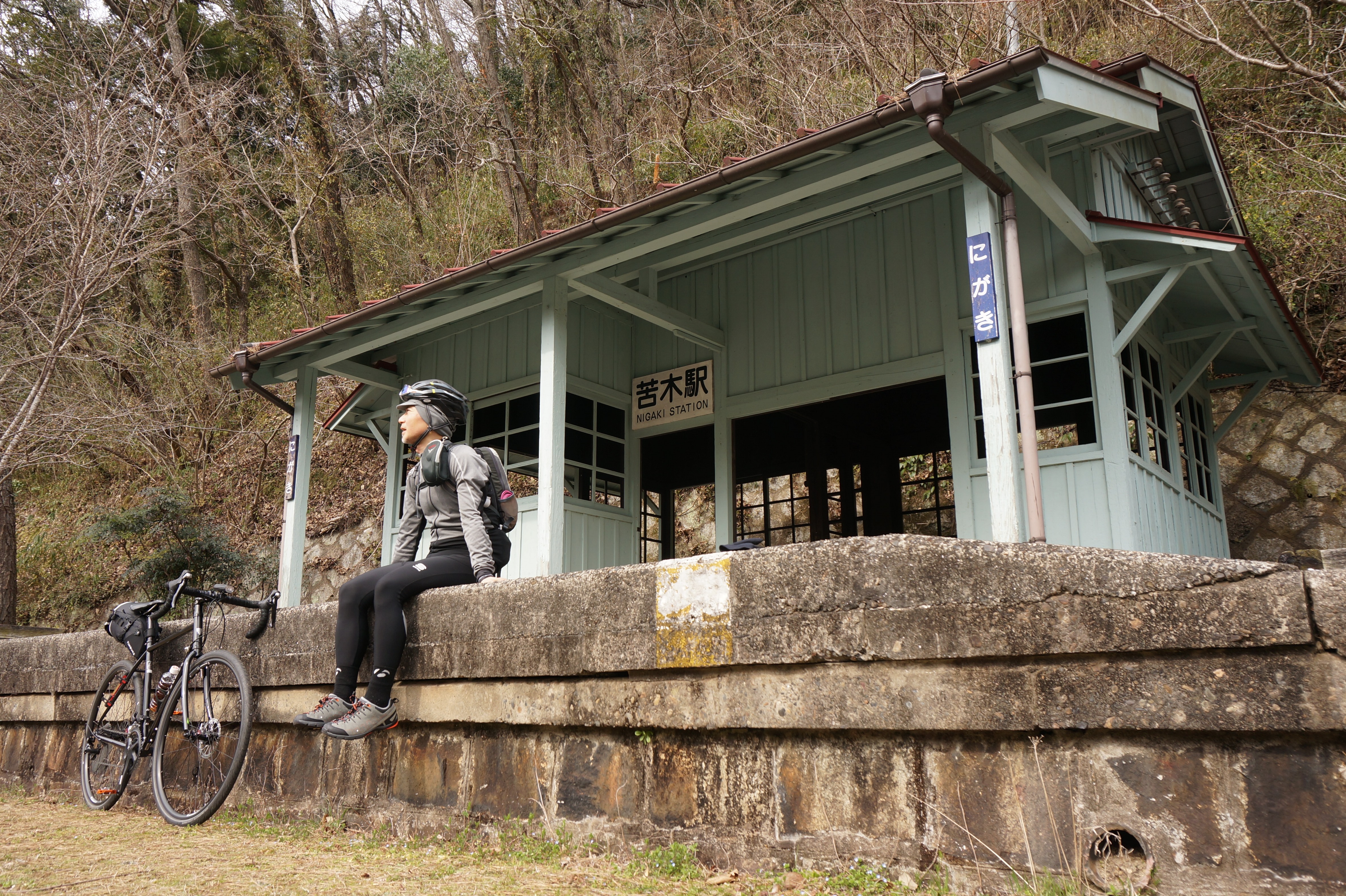 周囲の風景に溶け込む、なんとも味わい深い駅舎の色が本当に素敵なのです