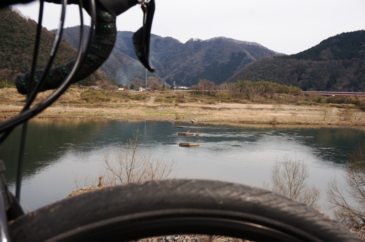 橋台の基礎だけが、そこにかつて橋が架かっていたことを物語っていました