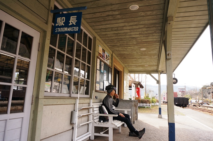 雰囲気の良い駅舎でのベンチで、ちょっぴりおやつタイム♪