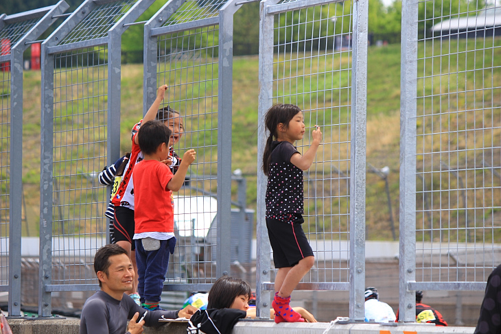 コース脇から応援の声を飛ばしてくれた子どもたち