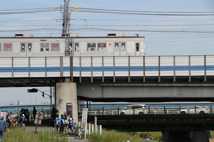 いくつもの線路をくぐり、多摩川を遡上していく