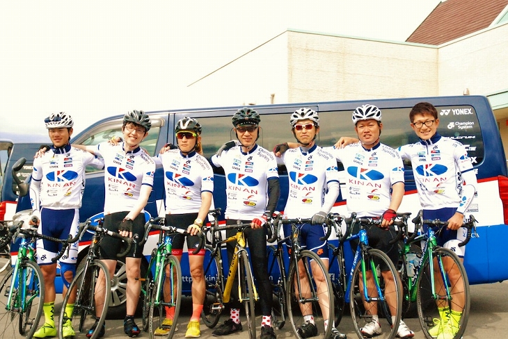 5月3日の「仮入団!KINAN Cycling Team~YONEX CARBONEXで周るTOJ 50km ~」は“一体感”がテーマに。みんなで同じデザインのジャージに身をまとって、チーム メイトの気分でライドへ