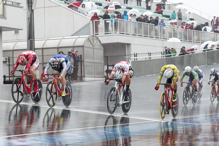 男子スクラッチ　横一線のフィニッシュ、左端の高橋優斗（中央大学）が優勝