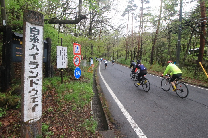 普段は自転車が通ることが出来ない「白糸ハイランドウェイ」を登る