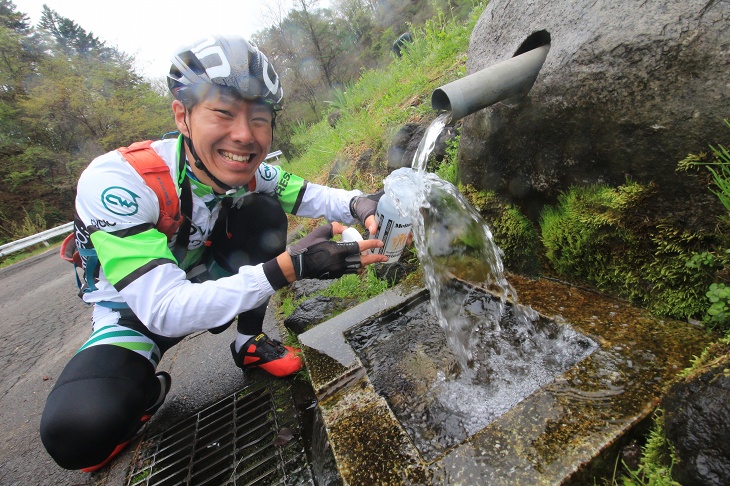 天然のエイドステーションで水分補給だ