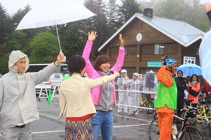 スタート直前には平野由香里さんがストレッチを呼びかける場面も