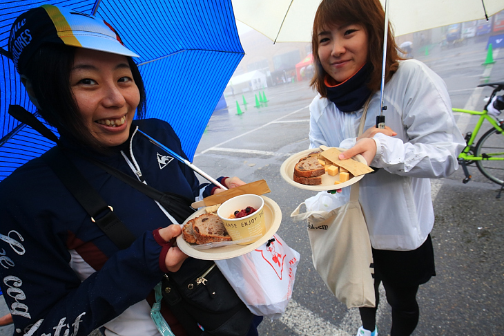 ここでもプレートが溢れんばかりの品数の多さ