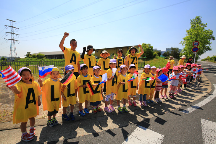 お揃いのルコックのALLEZ Tシャツを着た精華町ひかり台保育所 4歳5歳のみんな