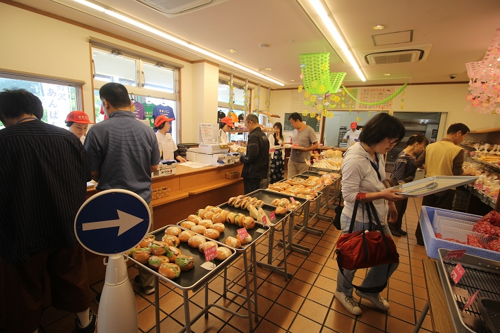 平日なのに店内は大混雑