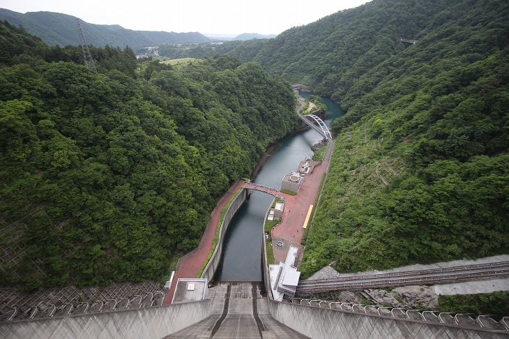 ダムの上から見下ろす　この高低差を一気にエレベーターで移動できるのだ