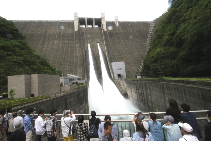 2度目の観光放流にも多くの人が集まった　直下の橋は水しぶきがかかるほど