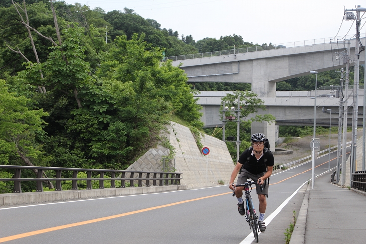 編集部がお世話になっております圏央道をくぐって橋本駅を目指す