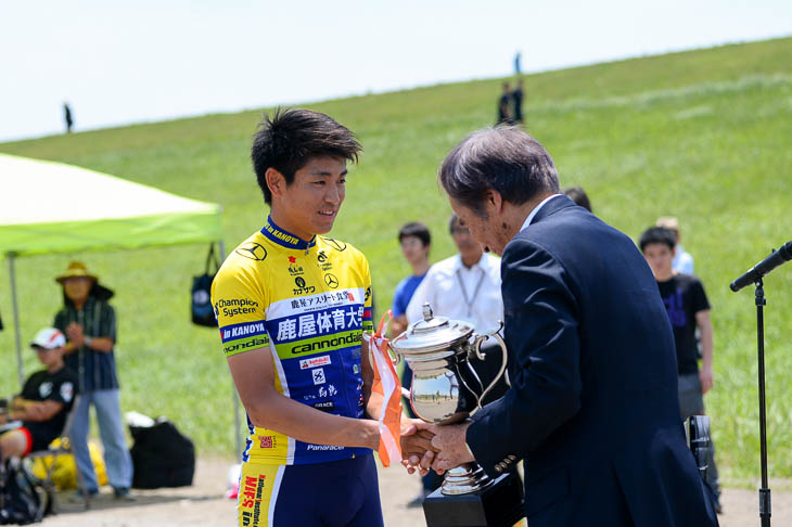 昨年チームTT優勝の鹿屋体育大学から優勝カップの返還