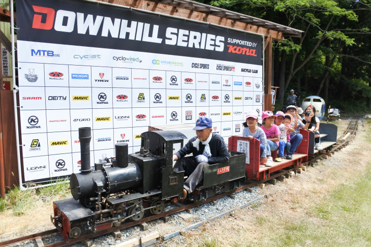 DOWNHILL SERIESの新しくなった表彰用バックボードと、十種ヶ峰名物ミニSL晋太郎号に乗る子供達