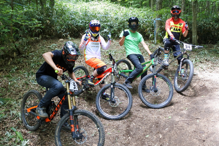  広島の星・田丸裕選手とちゅう吉福山DH部のメンバー。DOWNHILL SERIESスタート以降、広島のライダーは年々増え続けている