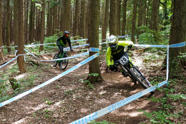 シングルトラックを走る渡辺耕平選手と島田勇作選手（輪心wheelsoulbikeworks）