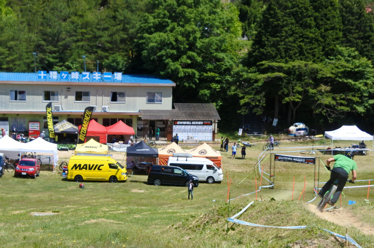 フィニッシュへと駆け下りる河本章選手（ちゅう吉福山DH部）