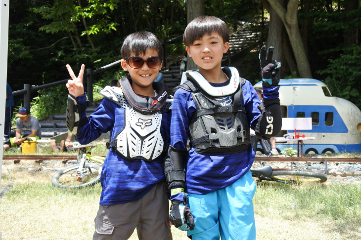  小学生ライダーの伊藤然選手、新選手（萩・大島を愛する会）。今大会へは山口県に住むおじいちゃんおばあちゃんも応援に駆けつけた