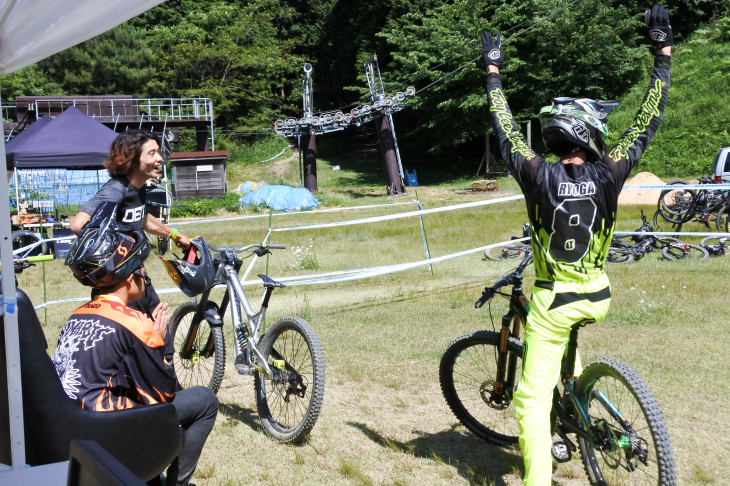 タイムが読み上げられ、ガッツポーズをする泉野龍雅選手（AKI FACTORY/自転車道）