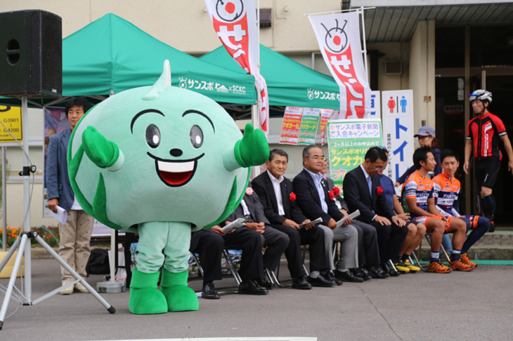 開会式に嬬キャベちゃん登場