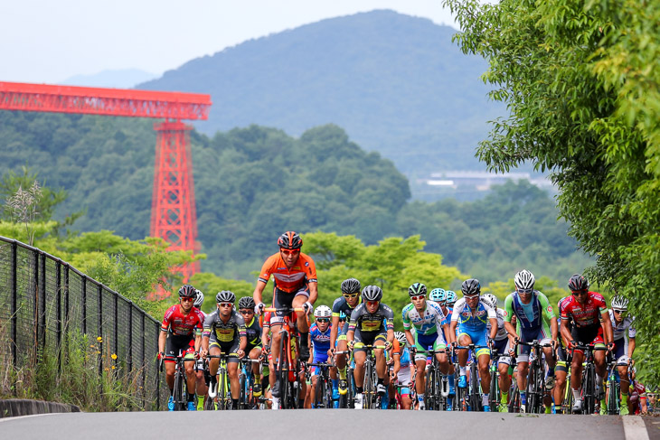 会場は広島空港周辺のコース。先頭は地元VICTOIRE広島の西川昌宏