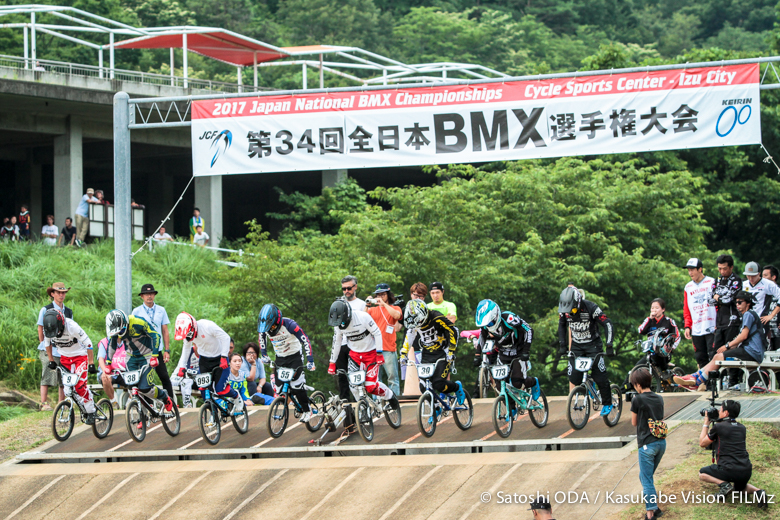 左から3番目の長迫（岡山県/MX International）が好スタートを切る