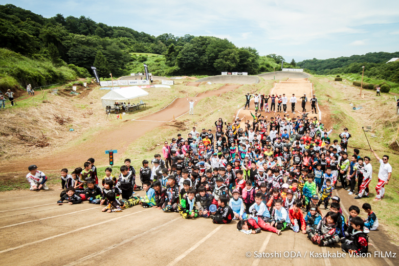 開会式終了後、このレースが最後となるレーストラックを背景に集合写真