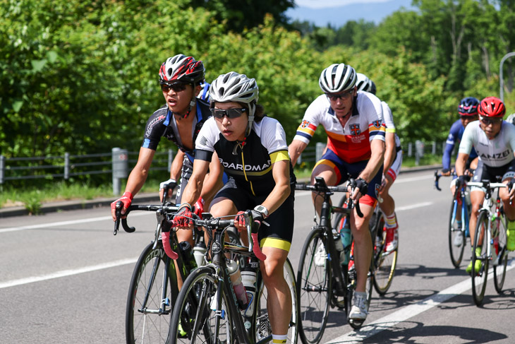 70kmクラス　44km地点、男子2位集団で走る70km女子総合優勝の藤村祥子（Brassica）