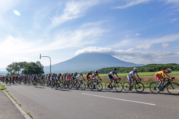 UCIグランフォンドとして開催されたニセコクラシック　早朝の羊蹄山をバックに走る