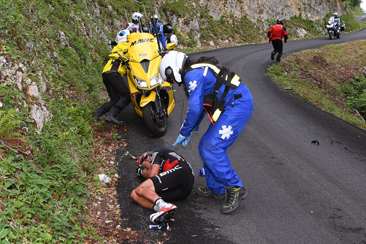 超級山岳モン＝デュ＝シャの下りで落車したリッチー・ポート（オーストラリア、BMCレーシング）